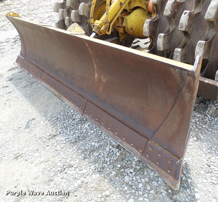 image for item DL0924 1975 Caterpillar 815  soil compactor