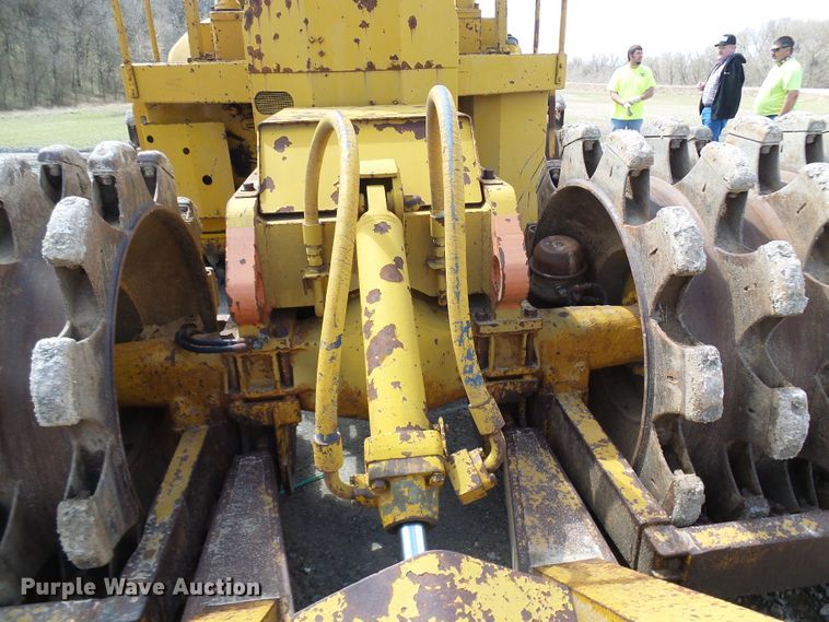 image for item DL0924 1975 Caterpillar 815  soil compactor