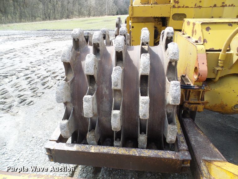 image for item DL0924 1975 Caterpillar 815  soil compactor