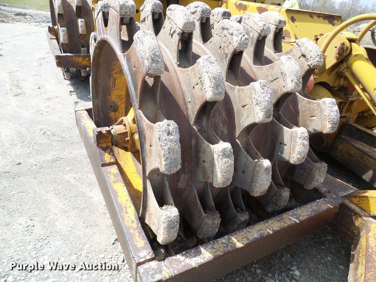 image for item DL0924 1975 Caterpillar 815  soil compactor