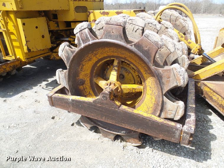 image for item DL0924 1975 Caterpillar 815  soil compactor
