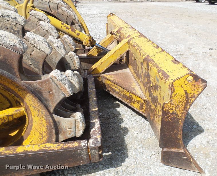 image for item DL0924 1975 Caterpillar 815  soil compactor