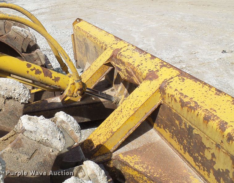 image for item DL0924 1975 Caterpillar 815  soil compactor