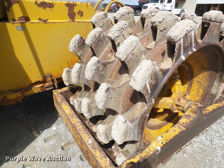 image for item DL0924 1975 Caterpillar 815  soil compactor