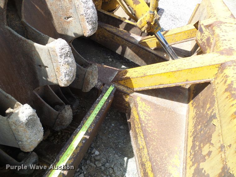 image for item DL0924 1975 Caterpillar 815  soil compactor