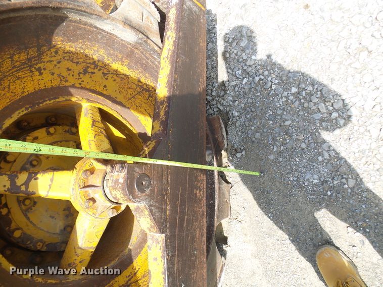 image for item DL0924 1975 Caterpillar 815  soil compactor