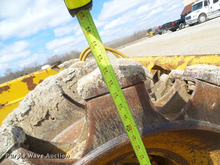 image for item DL0924 1975 Caterpillar 815  soil compactor