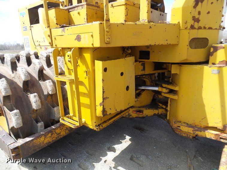 image for item DL0924 1975 Caterpillar 815  soil compactor