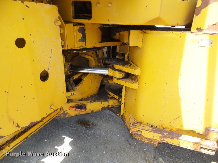image for item DL0924 1975 Caterpillar 815  soil compactor