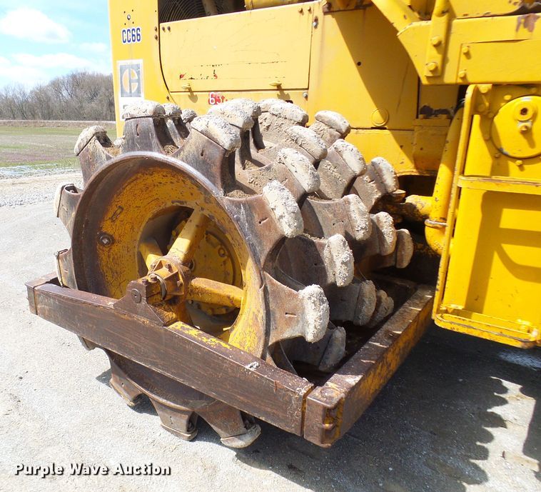 image for item DL0924 1975 Caterpillar 815  soil compactor