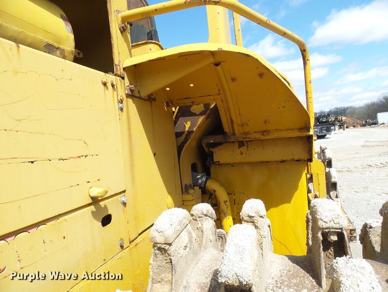 image for item DL0924 1975 Caterpillar 815  soil compactor