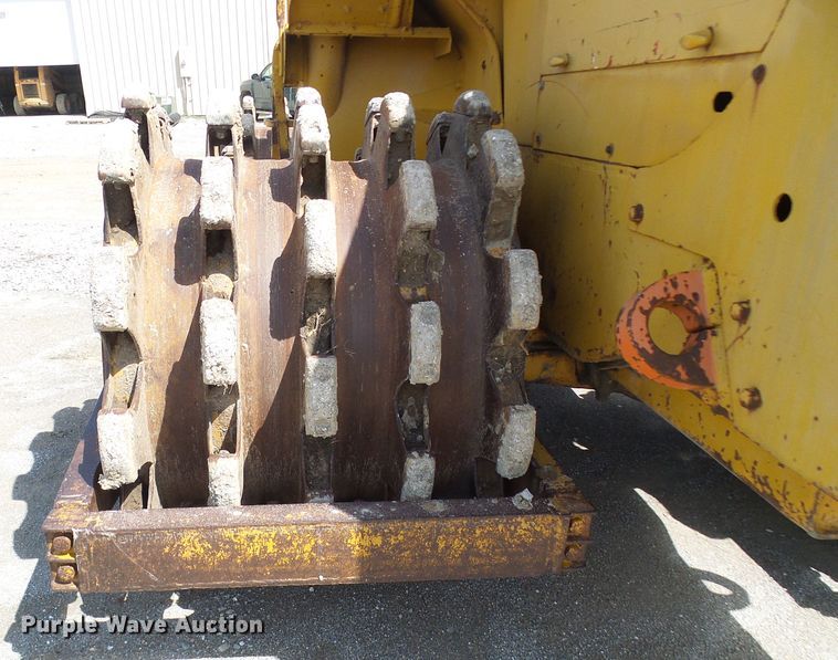image for item DL0924 1975 Caterpillar 815  soil compactor