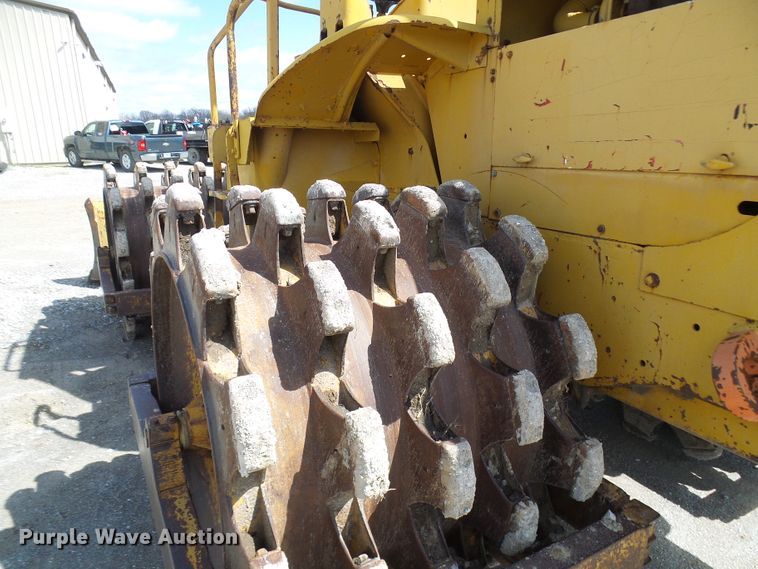 image for item DL0924 1975 Caterpillar 815  soil compactor