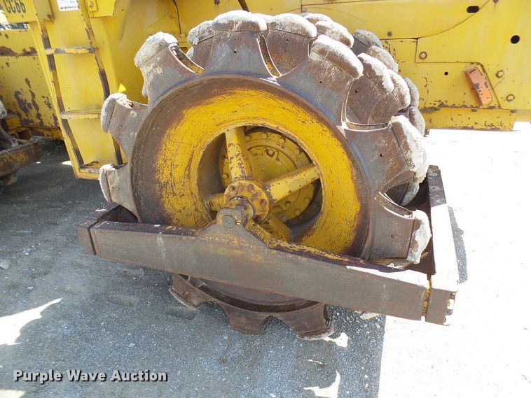 image for item DL0924 1975 Caterpillar 815  soil compactor