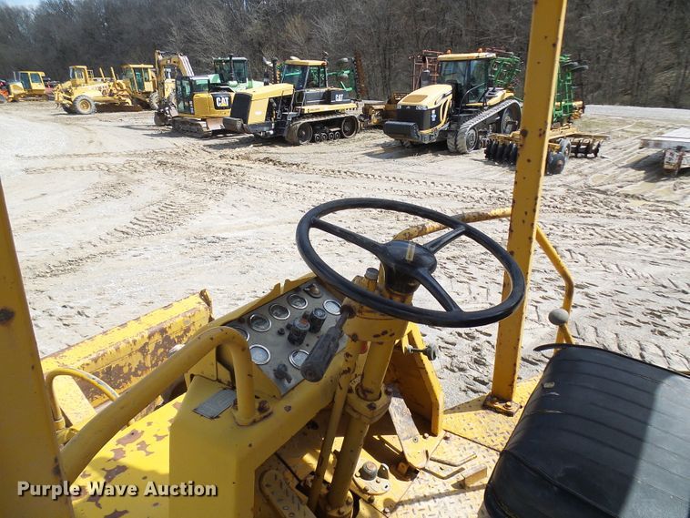 image for item DL0924 1975 Caterpillar 815  soil compactor