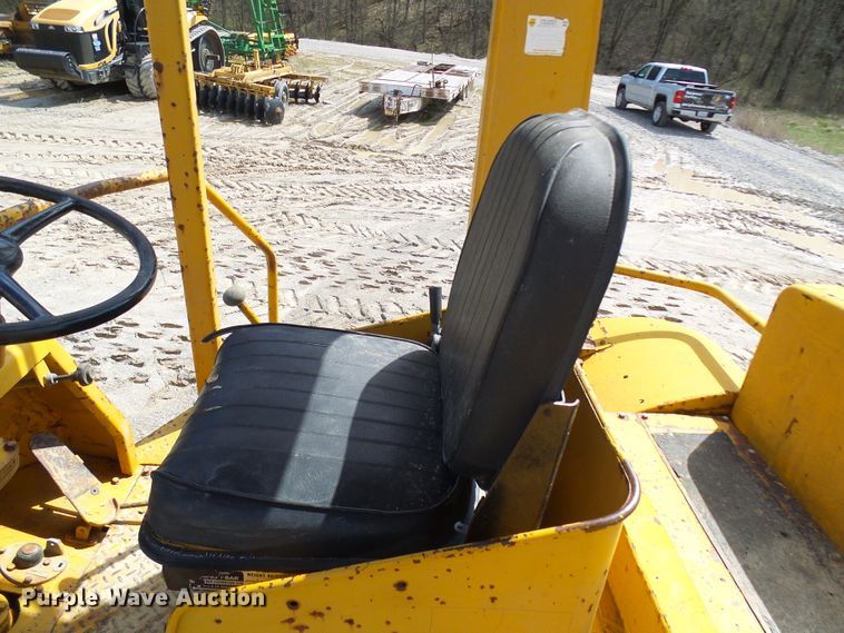 image for item DL0924 1975 Caterpillar 815  soil compactor