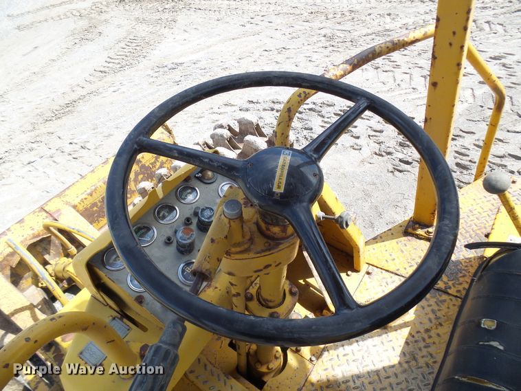 image for item DL0924 1975 Caterpillar 815  soil compactor