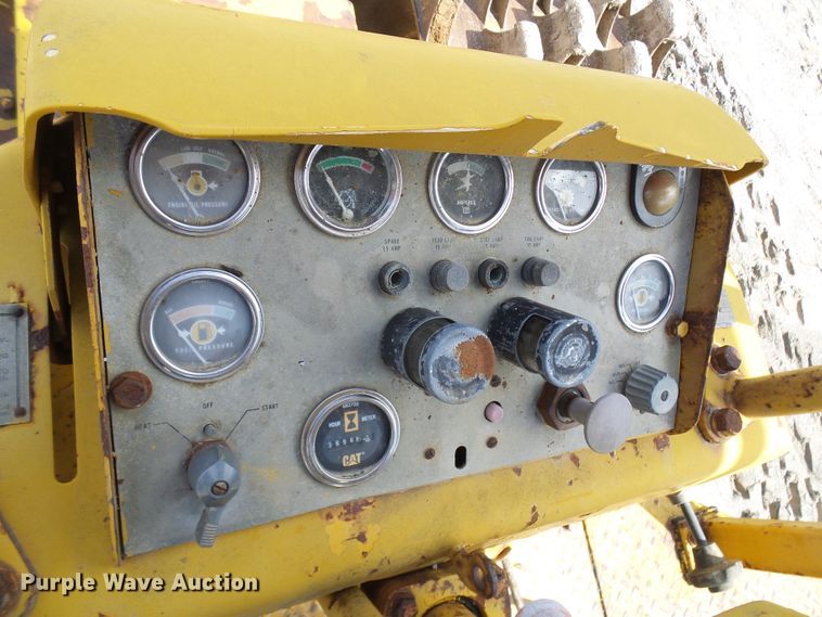 image for item DL0924 1975 Caterpillar 815  soil compactor