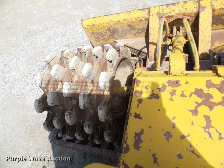 image for item DL0924 1975 Caterpillar 815  soil compactor