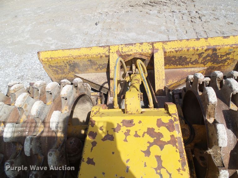 image for item DL0924 1975 Caterpillar 815  soil compactor