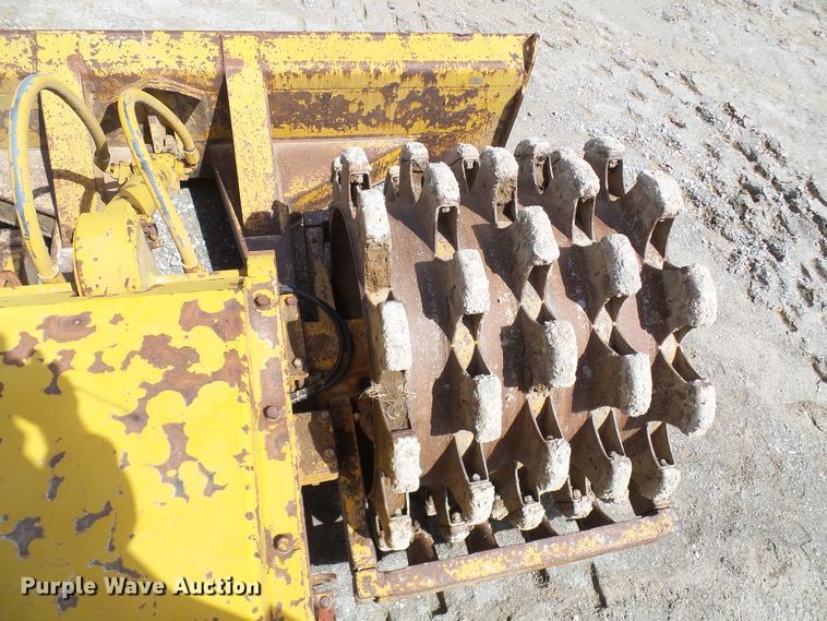 image for item DL0924 1975 Caterpillar 815  soil compactor