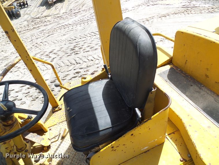 image for item DL0924 1975 Caterpillar 815  soil compactor