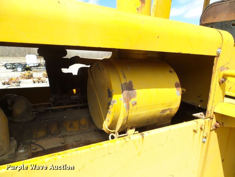 image for item DL0924 1975 Caterpillar 815  soil compactor