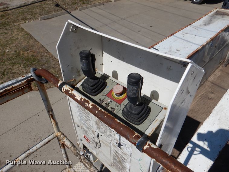 image for item DL4827 2006 GMC C5500  bucket truck