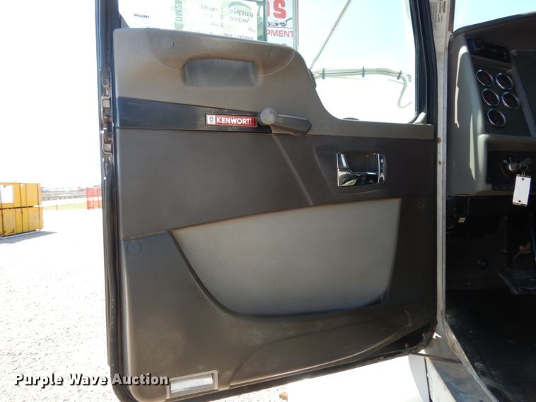 image for item DM2883 2012 Kenworth T370  tank truck