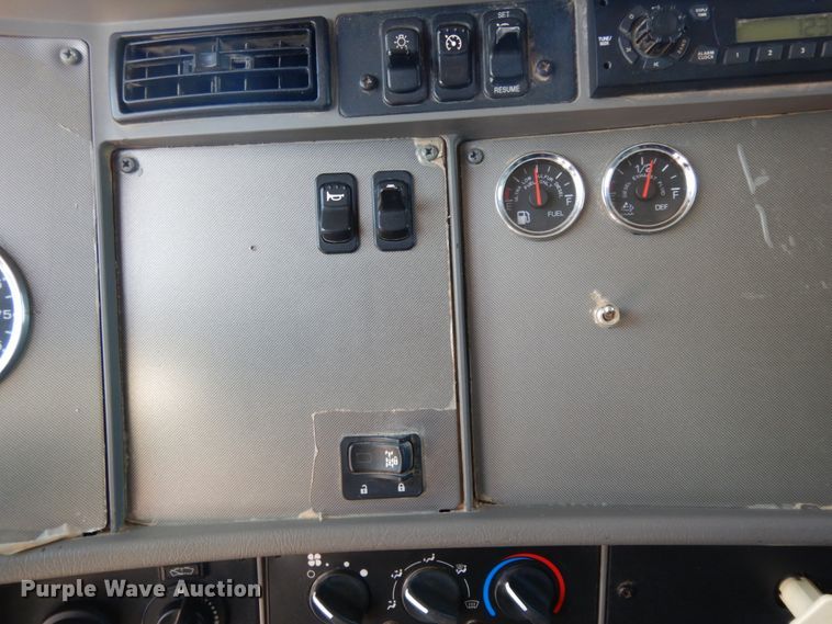 image for item DM2883 2012 Kenworth T370  tank truck