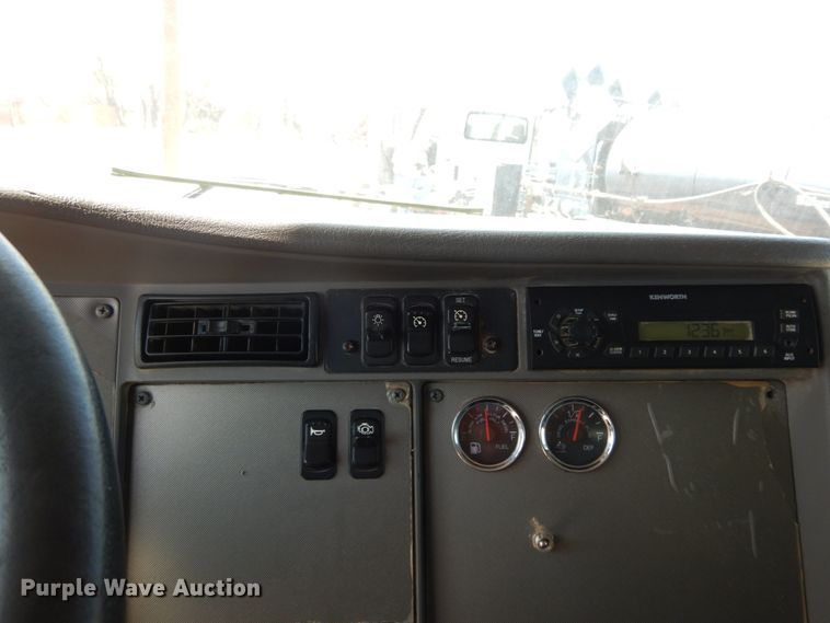 image for item DM2883 2012 Kenworth T370  tank truck