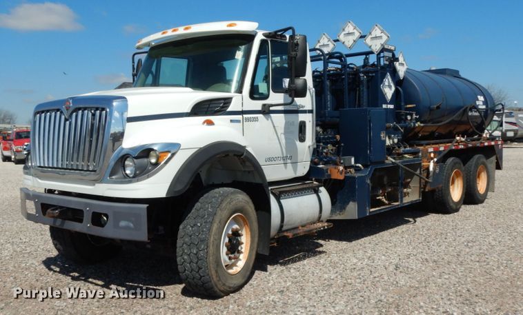 image for item DM2884 2011 International WorkStar 7600  tank truck