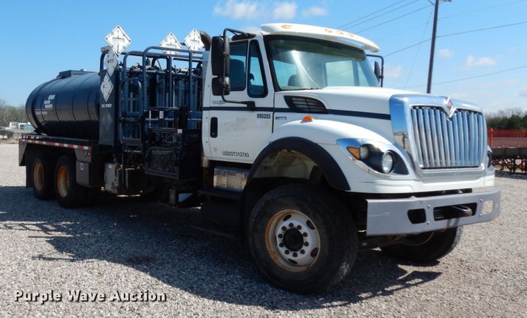 image for item DM2884 2011 International WorkStar 7600  tank truck