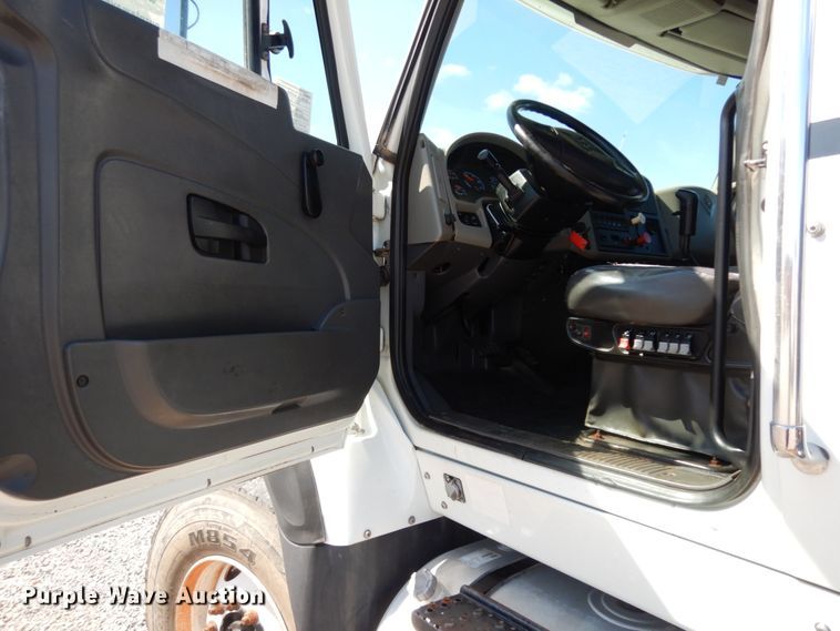 image for item DM2884 2011 International WorkStar 7600  tank truck