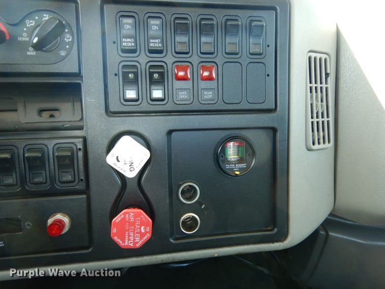 image for item DM2884 2011 International WorkStar 7600  tank truck