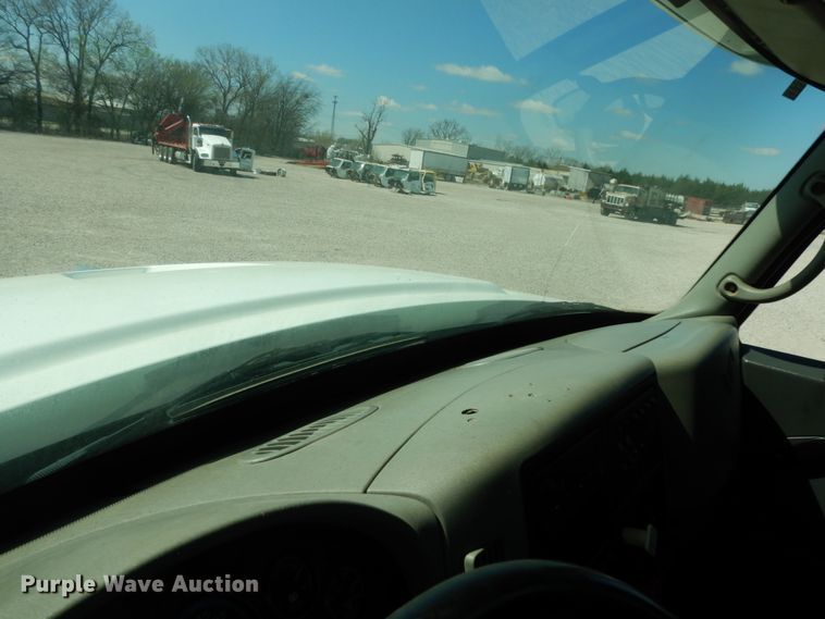 image for item DM2884 2011 International WorkStar 7600  tank truck