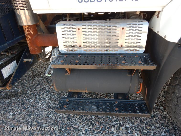 image for item DM2884 2011 International WorkStar 7600  tank truck