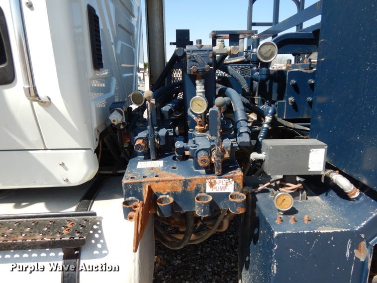 image for item DM2884 2011 International WorkStar 7600  tank truck