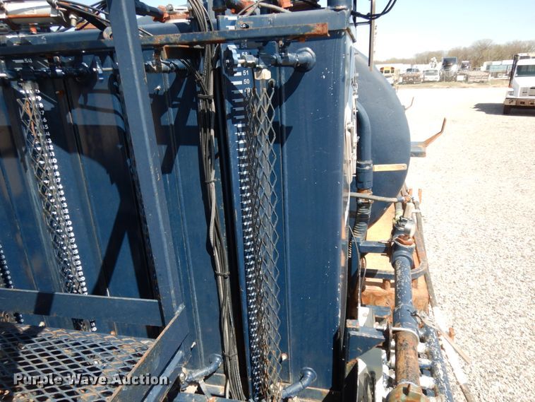 image for item DM2884 2011 International WorkStar 7600  tank truck