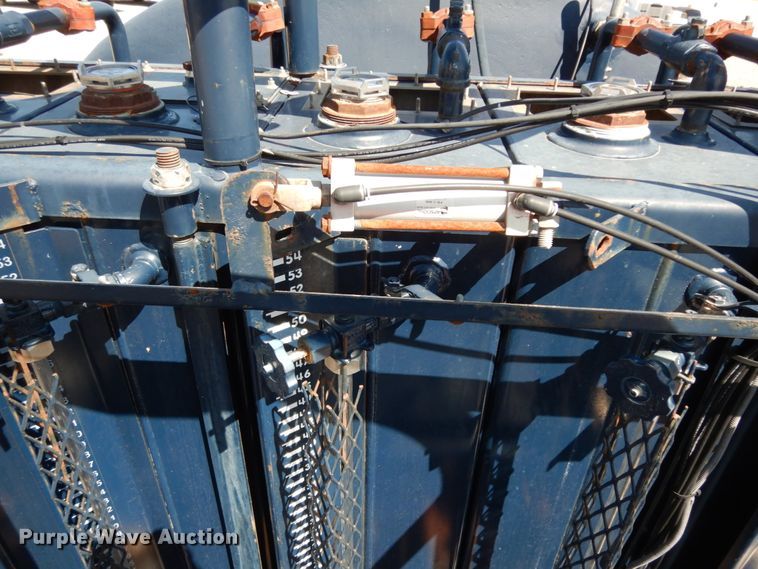 image for item DM2884 2011 International WorkStar 7600  tank truck