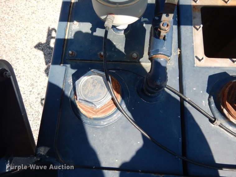 image for item DM2884 2011 International WorkStar 7600  tank truck