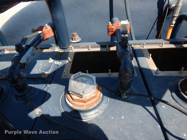 image for item DM2884 2011 International WorkStar 7600  tank truck