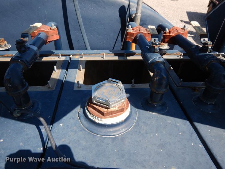 image for item DM2884 2011 International WorkStar 7600  tank truck