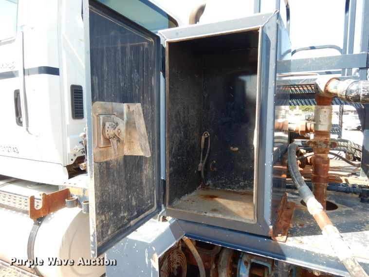 image for item DM2884 2011 International WorkStar 7600  tank truck