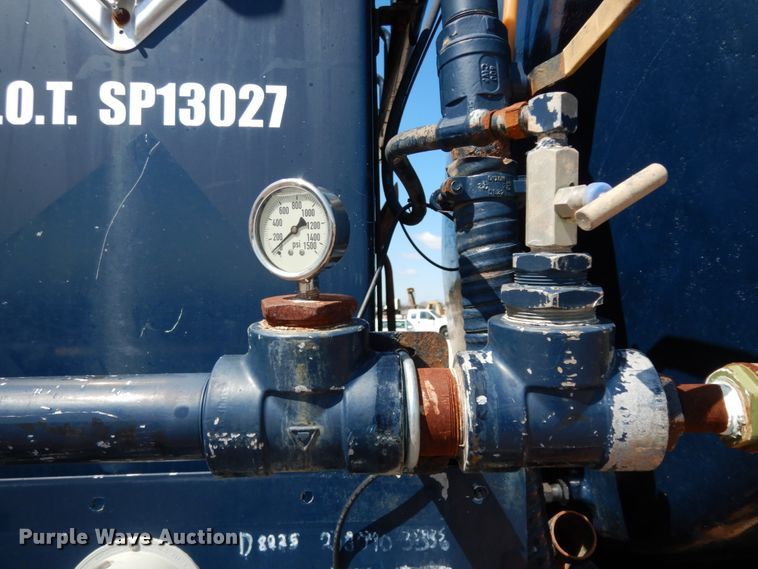 image for item DM2884 2011 International WorkStar 7600  tank truck