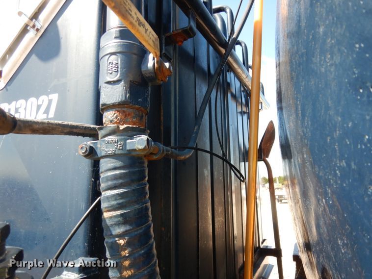 image for item DM2884 2011 International WorkStar 7600  tank truck