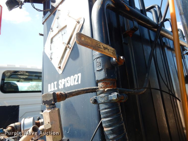 image for item DM2884 2011 International WorkStar 7600  tank truck