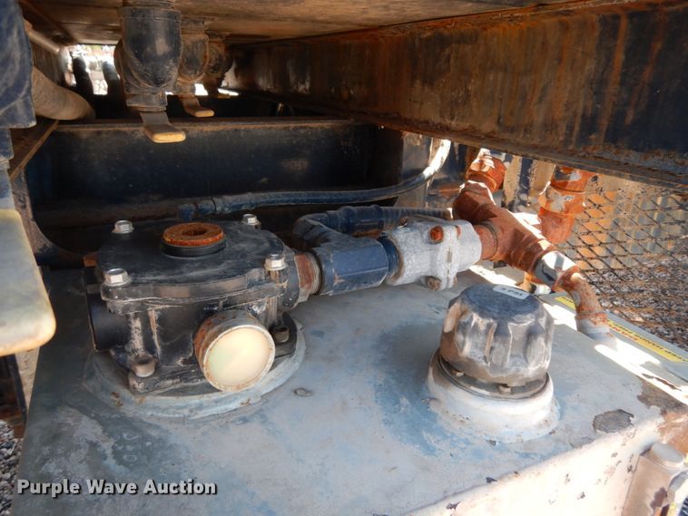 image for item DM2884 2011 International WorkStar 7600  tank truck