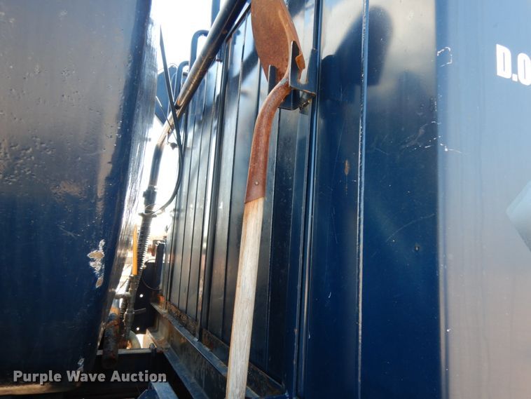 image for item DM2884 2011 International WorkStar 7600  tank truck