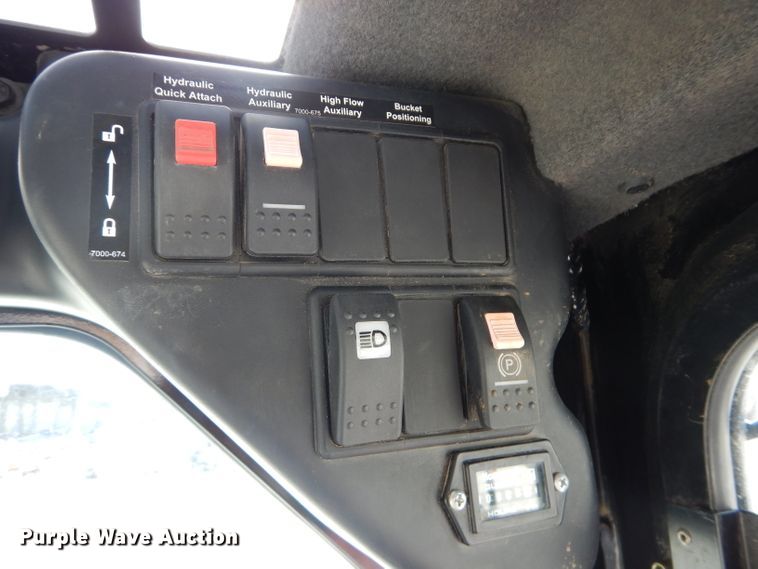 image for item DM4261 2014 Takeuchi TS70R  skid steer loader